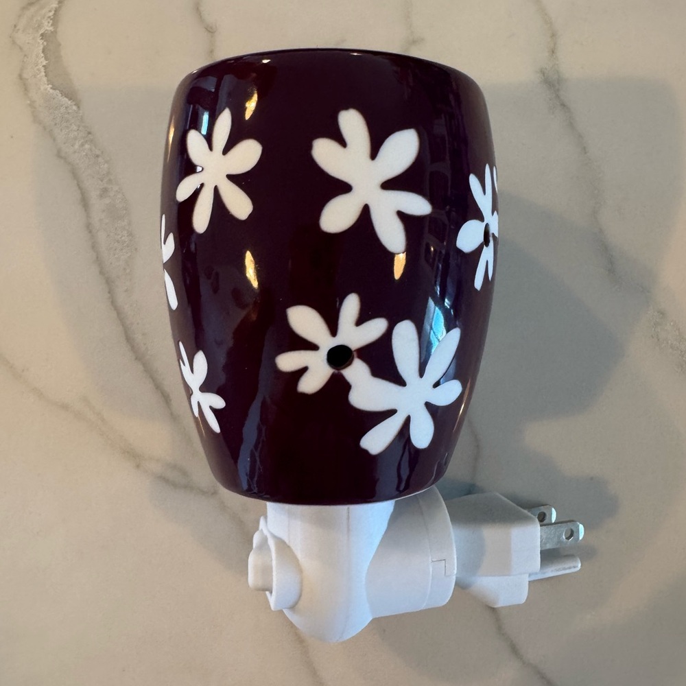 Scentsy Lei wall plug warmer purple with white flowers